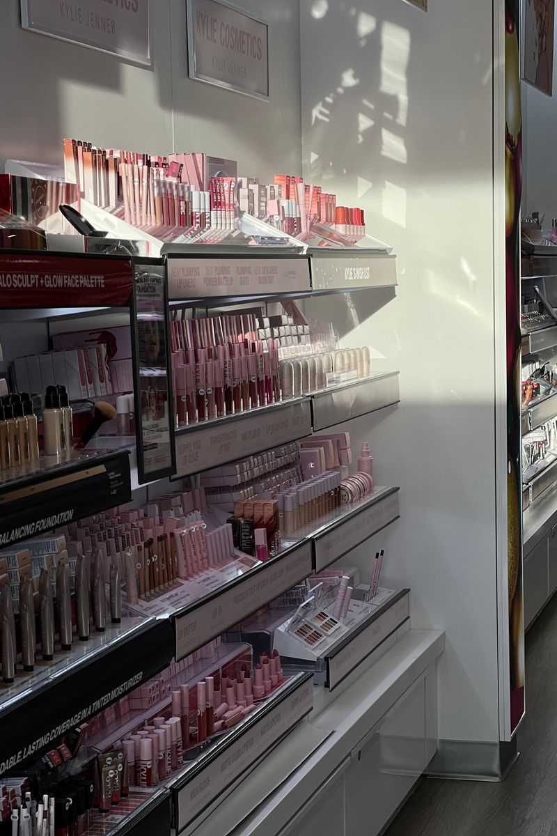 Detajl polic z izdelki — Leporia Beauty