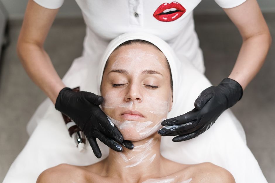 Kozmetičarka pri delu v salonu Leporia Beauty